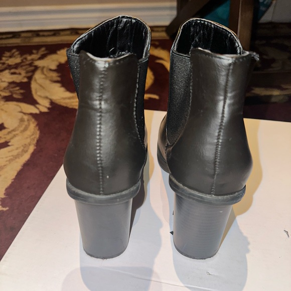 Boohoo Womens Round Toe Black Chunky Block Stacked Heel Ankle Boots size 6 US - Picture 4 of 4